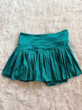 Gold Hinge Women's Pleated Athletic Tennis Skort in Emerald Green